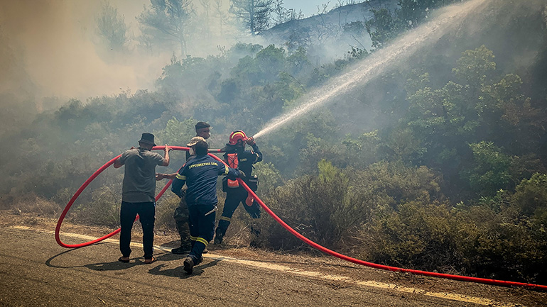 Μάχη με τις αναζωπυρώσεις δίνουν οι πυροσβεστικές δυνάμεις στη Ρόδο